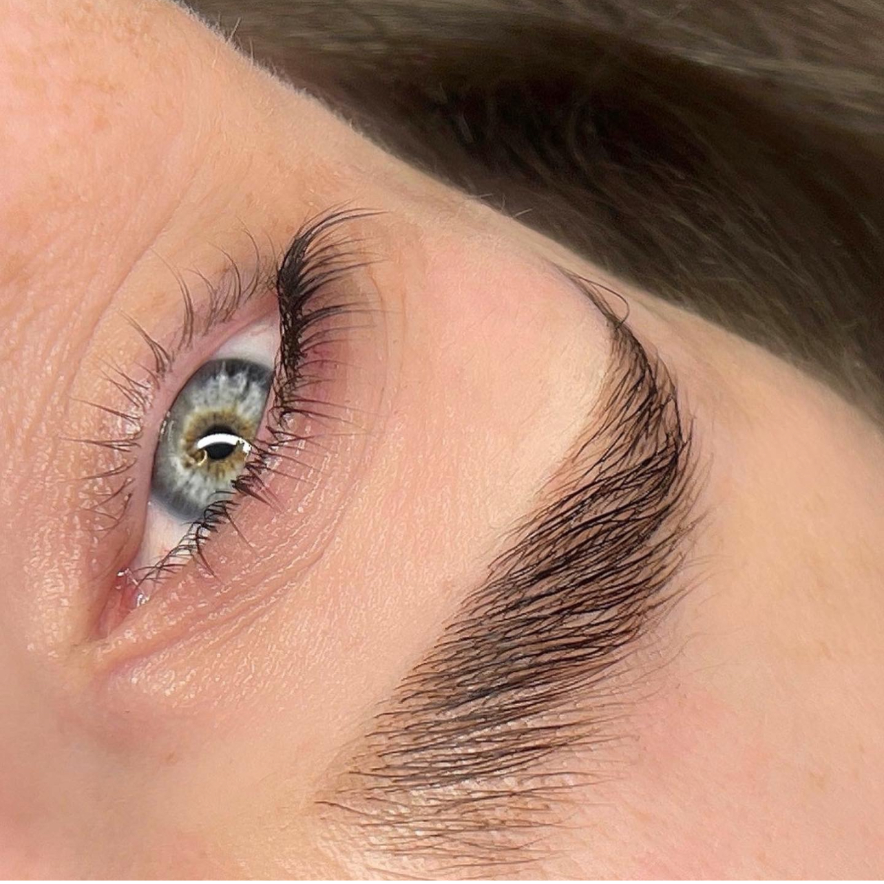 Lash & Brow Lifting Behandlung für einen offenen Blick bei Rosamina Beauty